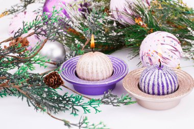 Pembe Noel topları, mumlar ve gri arka plan üzerinde köknar ağacı.