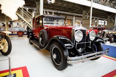 Brussels, Belçika - 25 Ağustos 2015 - Autoworld Museum, otomobil başlangıçlardan geçmişini gösteren eski araba koleksiyonu.