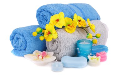 Spa havlu, mumlar, sabunlar ve beyaz arka plan üzerinde izole çiçekler ile ayarla.