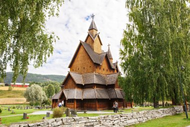 Heddal, Norveç-Ağustos 15, 2014 - eski savmak kilise ve Norveç köyü Mezarlığı.