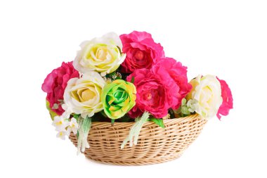 Hasır sepet beyaz arka plan üzerinde izole renkli kumaş çiçekler.