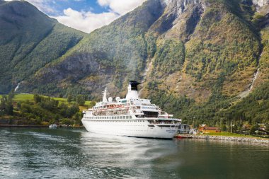 Flam, Norveç-Ağustos 16, 2014 - Cruis gemi Flam köyü limanında yolcu ile.