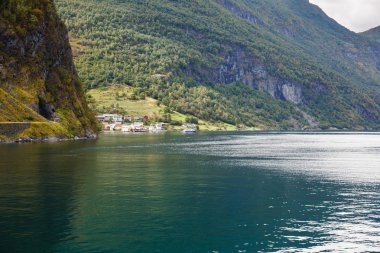 Naeroyfjord, dağlar ve Norveç'te geleneksel köy evleri ile manzara.
