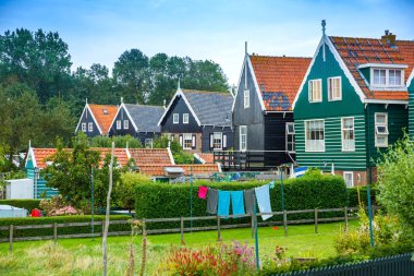 Hollandalı balıkçı köyü Marken eski geleneksel renkli evlerde.