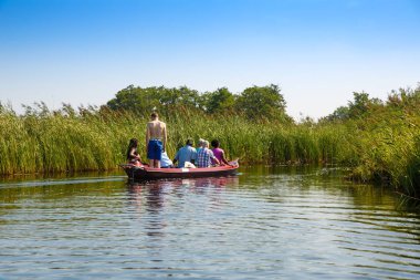 Giethoorn, Hollanda, 20 Ağustos 2015 - bilinmeyen turistler gezi tekne Hollanda masal Köyü.