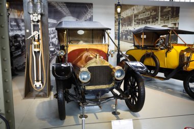 Brussels, Belçika - 25 Ağustos 2015 - Autoworld Museum, otomobil başlangıçlardan geçmişini gösteren eski araba koleksiyonu.