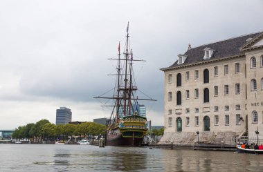 Amsterdam, Hollanda-Ağustos 18, 2015-Maritime Müzesi ve gemi.