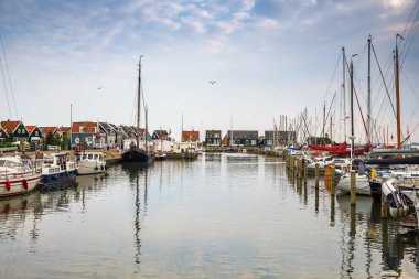 Marken, Hollanda, 19 Ağustos 2015 - eski geleneksel renkli evleri ve tekneler kanalında yılında Hollandalı balıkçı köyü.