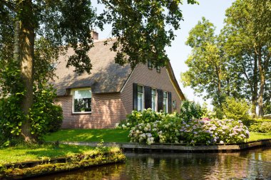 Güzel bahçe masal köyü Giethoorn Hollanda ile thatched çatı ev.