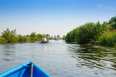 Giethoorn, Hollanda, 20 Ağustos 2015 - bilinmeyen turistler gezi tekne Hollanda masal Köyü.