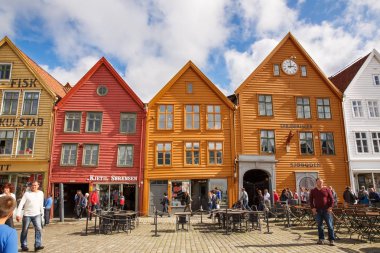 Bergen, Norveç-Ağustos 17, 2014 - turistler ve Bryggen Norveç şehir, Unesco Dünya Mirası tarihi kesiminde eski Hansa binalarda.
