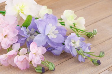 Ahşap zemin, portre resim üzerine renkli kumaş çiçekler.