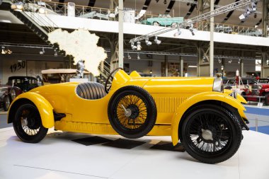 Brussels, Belçika - 25 Ağustos 2015 - Autoworld Museum, otomobil başlangıçlardan geçmişini gösteren eski araba koleksiyonu.