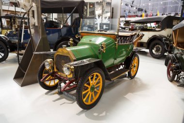 Brussels, Belçika - 25 Ağustos 2015 - Autoworld Museum, otomobil başlangıçlardan geçmişini gösteren eski araba koleksiyonu.