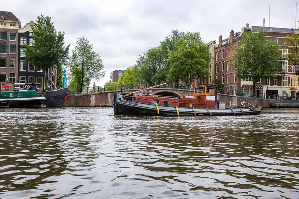 Άμστερνταμ Ολλανδία Αυγούστου 2015 Κανάλι Γέφυρα Σκάφη Ανθρώπους Κτίρια Και — Φωτογραφία Αρχείου