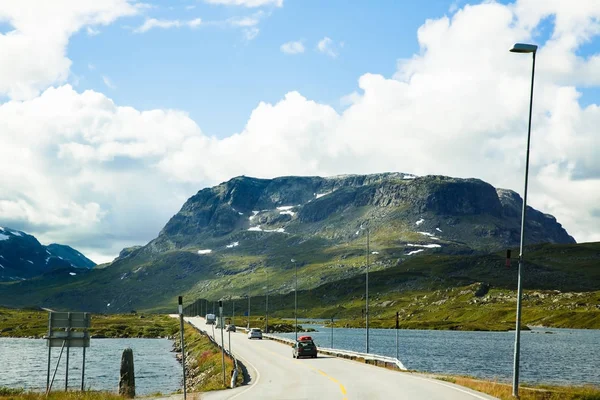 Noorwegen Augustus 2014 Weg Met Auto Noorse Landelijke Plaats — Stockfoto