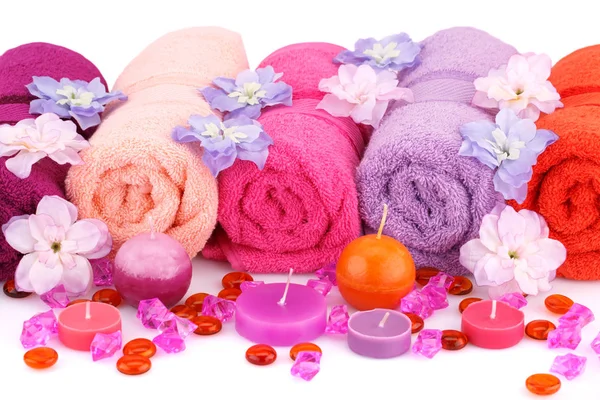 Spa Zestaw Ręcznikami Świece Kamienie Kwiaty Białym Tle — Zdjęcie stockowe