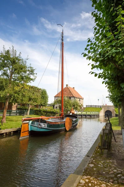 Enkhuizen Ολλανδία Αυγούστου 2015 Σκάφος Στο Κανάλι Του Παραδοσιακό Παλιό — Φωτογραφία Αρχείου