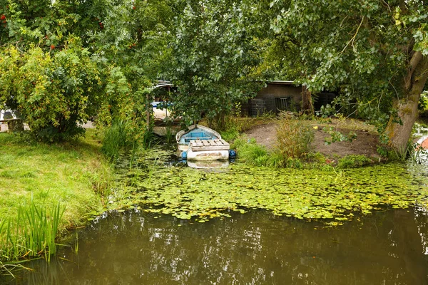 オランダの漁師村の運河で古いボート — ストック写真