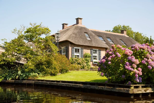 Casa Techo Paja Con Hermoso Jardín Pueblo Cuento Hadas Giethoorn —  Fotos de Stock