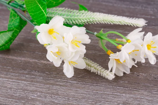 Vita Konstgjorda Blommor Trä Bakgrund Närbild Bild — Stockfoto