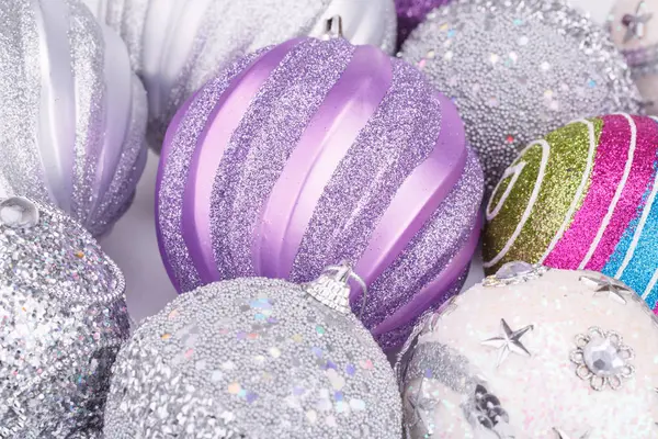 Kleurrijke Kerstballen Grijze Achtergrond — Stockfoto