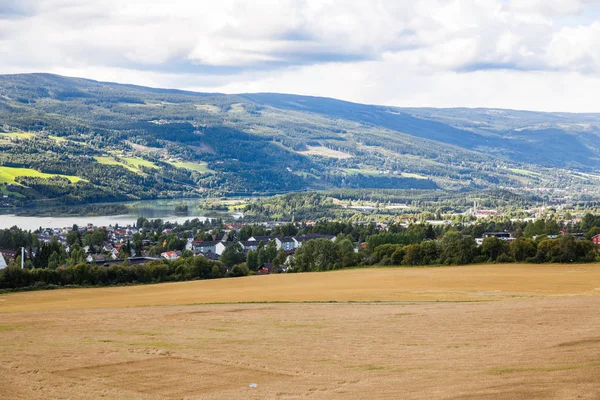 Paysage Avec Champ Blé Rivière Montagnes Norvégien Lillehammer Ville — Photo