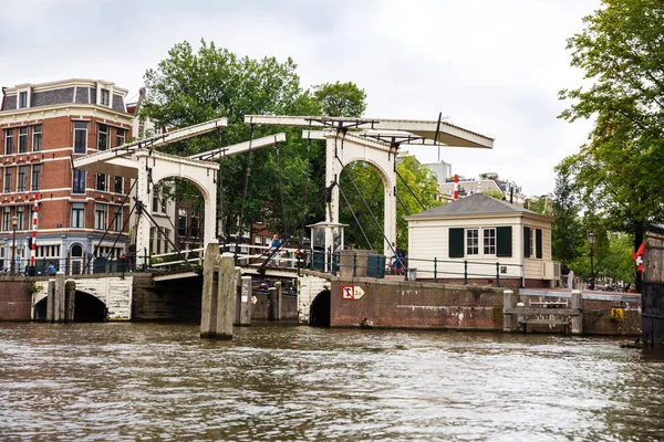 Amsterdã Holanda Agosto 2015 Canal Com Ponte Moderna Pessoas Edifícios — Fotografia de Stock
