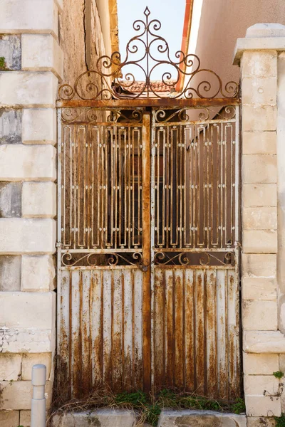 Porta Metálica Velha Com Ornamento Limassol Chipre — Fotografia de Stock