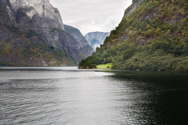 Paisagem Com Naeroyfjord Altas Montanhas Noruega — Fotografia de Stock