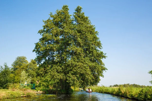 Giethoorn Paesi Bassi Agosto 2015 Turisti Sconosciuti Sulle Barche Turistiche — Foto Stock