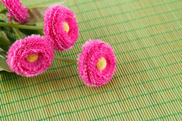 Rosa Stoffblumen Auf Bambus Hintergrund Nahaufnahme — Stockfoto