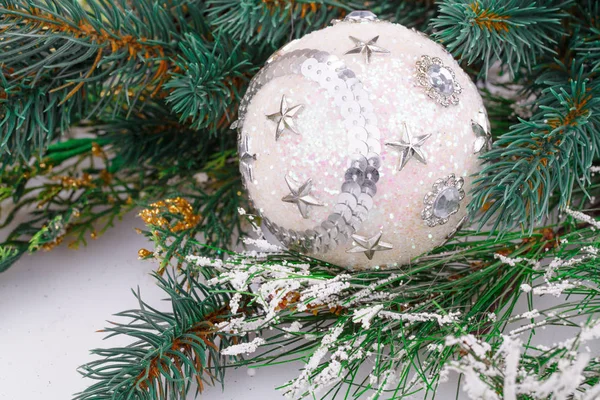 Kerstdecoratie Met Witte Bal Spar Tree Branch — Stockfoto