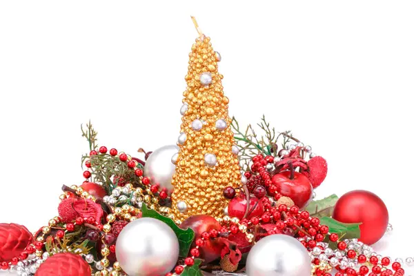 クリスマスキャンドル 白い背景で隔離赤いリンゴと装飾 — ストック写真
