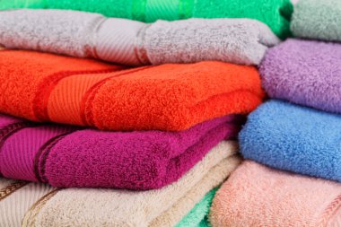 Renkli katlanmış havlu portre resim yığını.