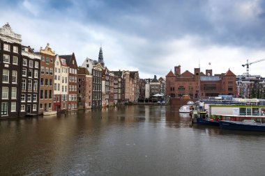 Amsterdam, Hollanda-Ağustos 18, 2015 - geleneksel eski renkli binalar kanal ve Hollanda başkentinde tekneler.