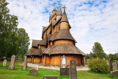 Heddal, Norveç-Ağustos 15, 2014 - eski savmak kilise ve Norveç köyü Mezarlığı.