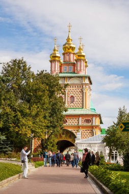 Kimliği belirsiz kişi ile Lavra Sergiev Posad, Rusya Federasyonu - 10 Eylül 2016 - kutsal Trinity-St Sergius. 