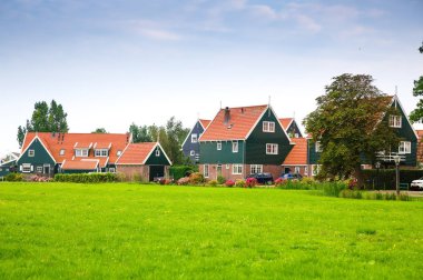Marken, Hollanda, 19 Ağustos 2015 - eski geleneksel renkli evler ve bahçeler Hollandalı balıkçı köyü.