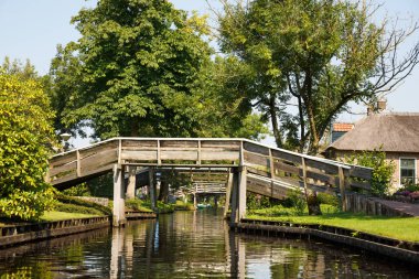 Güzel bahçe ve ahşap köprüler masal köyü Giethoorn Hollanda ile thatched çatı ev.