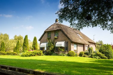 Güzel bahçe masal köyü Giethoorn Hollanda ile thatched çatı ev.