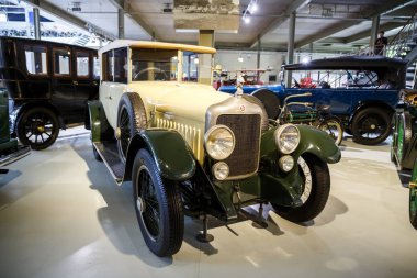Brussels, Belçika - 25 Ağustos 2015 - Autoworld Museum, otomobil başlangıçlardan geçmişini gösteren eski araba koleksiyonu.