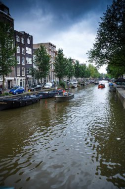 Amsterdam, Hollanda-18 Ağustos, 2015-Canal tekneler ve insanlar, arabalar ve Hollanda başkentinde binalar.