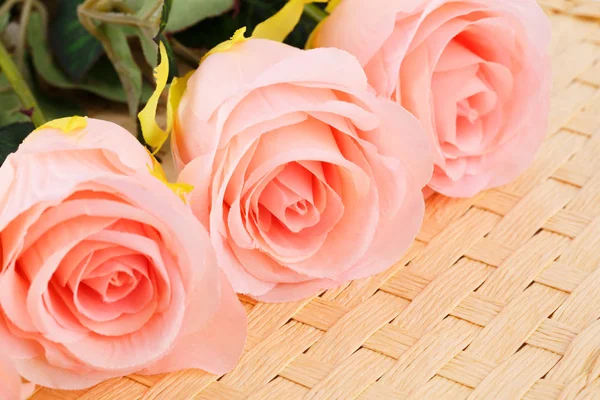 Rosas Tela Rosa Sobre Fondo Bambú Imagen Primer Plano — Foto de Stock