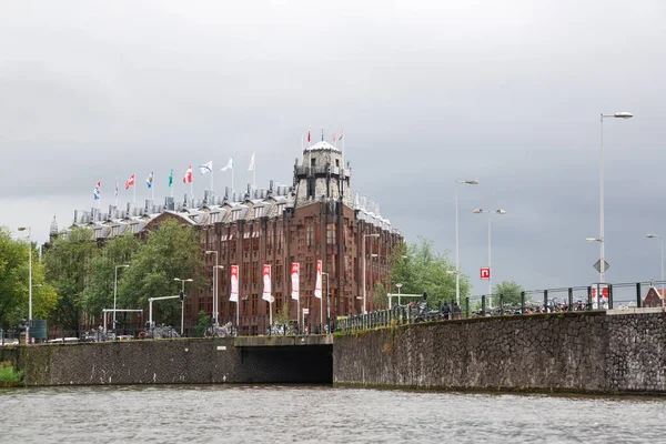 Amsterdam Países Bajos Agosto 2015 Canal Con Barcos Edificios Históricos —  Fotos de Stock