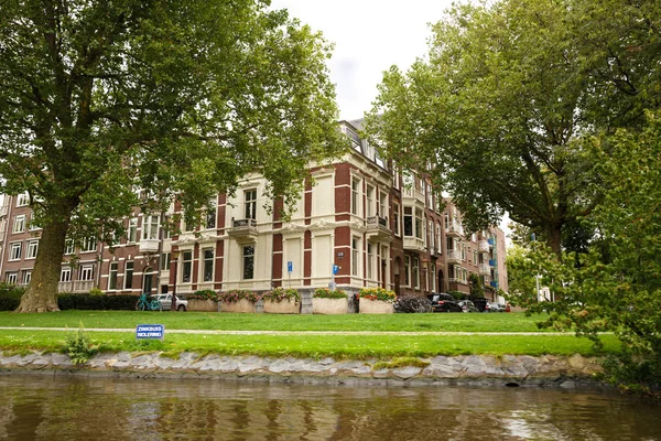 Amsterdã Holanda Agosto 2015 Canal Com Construção Árvores Vista Água — Fotografia de Stock