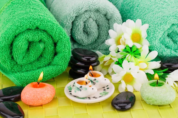 Wellness Met Handdoeken Kaarsen Stenen Bloemen Bamboe Achtergrond Instellen — Stockfoto