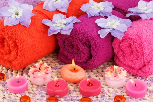 Set Spa Con Toallas Velas Flores Sobre Fondo Bambú — Foto de Stock