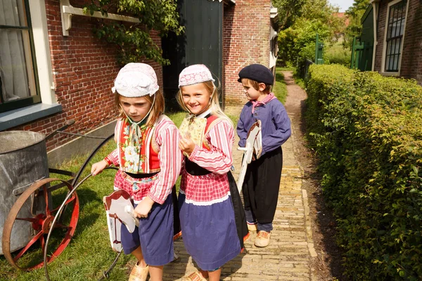 Enkhuizen Países Bajos Agosto 2015 Los Niños Identificados Ropa Nacional —  Fotos de Stock