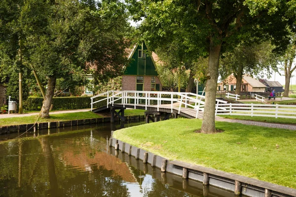 Enkhuizen Niederlande August 2015 Die Häuser Kanal Traditionellen Alten Fischerdorf — Stockfoto